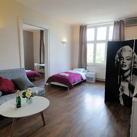 Hollywood Apartment